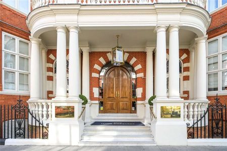 Superb three bedroom apartment situated on the second floor of a beautifully maintained portered building in the heart of Knightsbridge with secure underground parking. - Photo 5