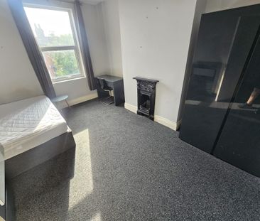 6 Bed - 9 Estcourt Terrace, Headingley, Leeds - LS6 3EX - Student - Photo 6