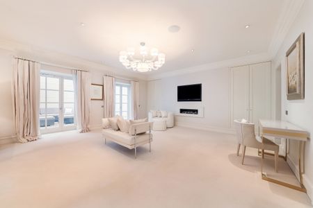 An impressive period four-bedroom apartment in Mayfair - Photo 4