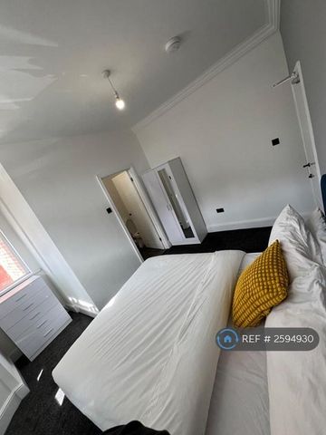 1 bedroom in a house share to rent - Photo 2