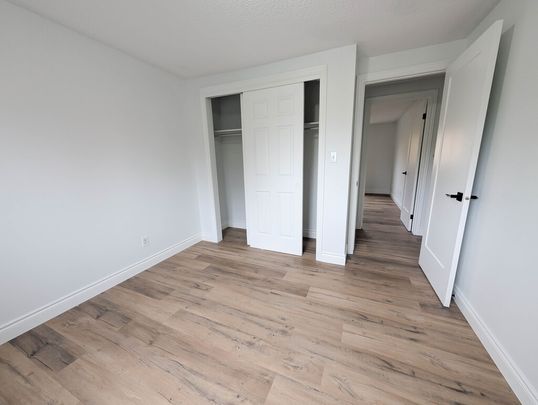 Cozy 5 Bedroom Townhouse in Thorold! - Photo 1