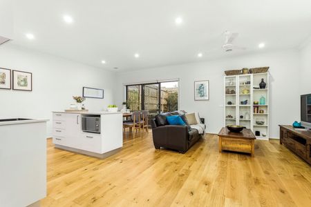 TWO STOREY BOUTIQUE TOWNHOUSE - Photo 5