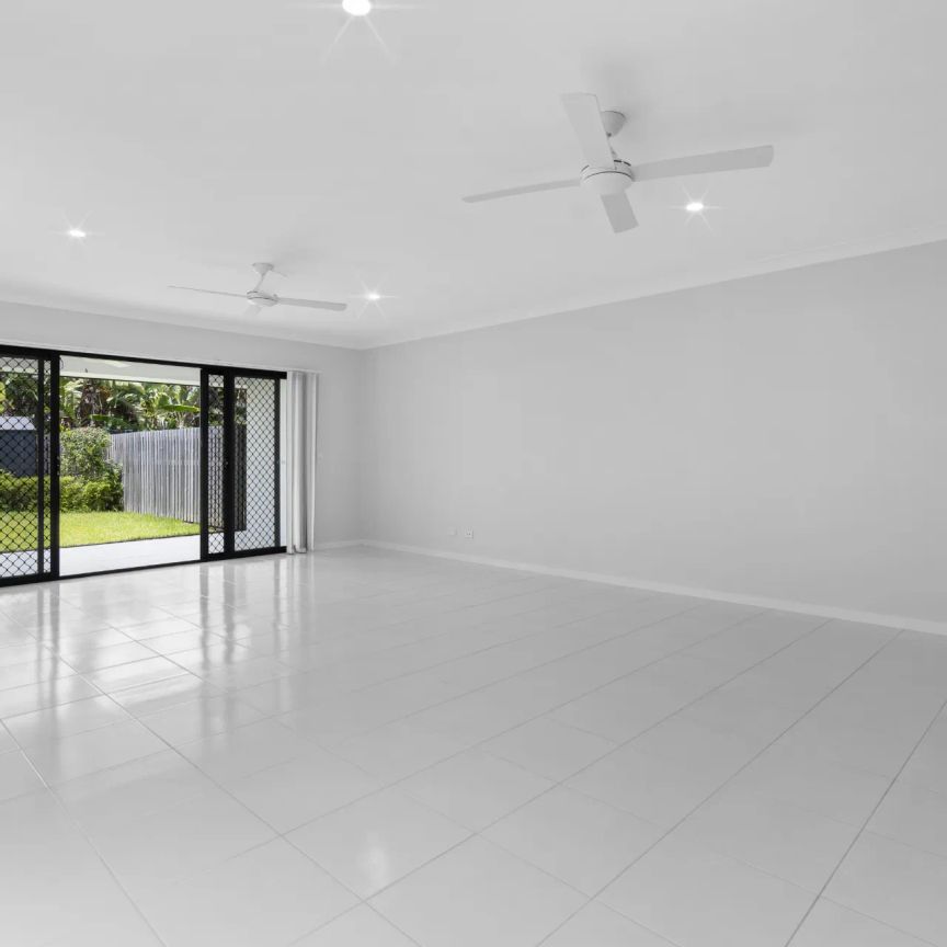 Modern living townhouse with close proximity to schools and public transport - Photo 1