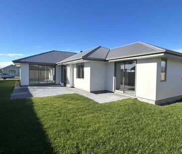 Modern Four Bedroom Home in Wai-iti - Photo 1