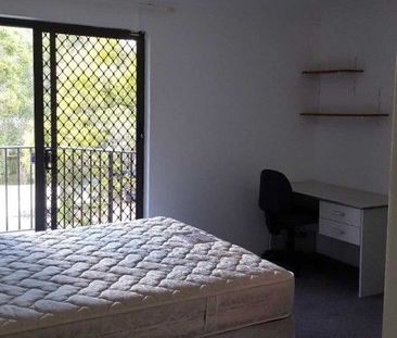 Two bedroom furnished apartment , walk to UQ St lucia campus - Photo 2