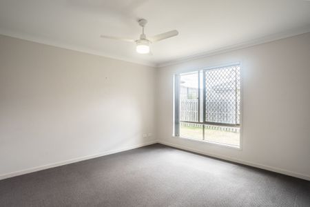 Perfect location opposite Gainsborough State School! - Photo 4