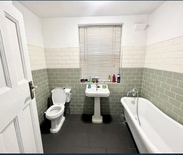 1 bedroom in a house share to rent - Photo 2