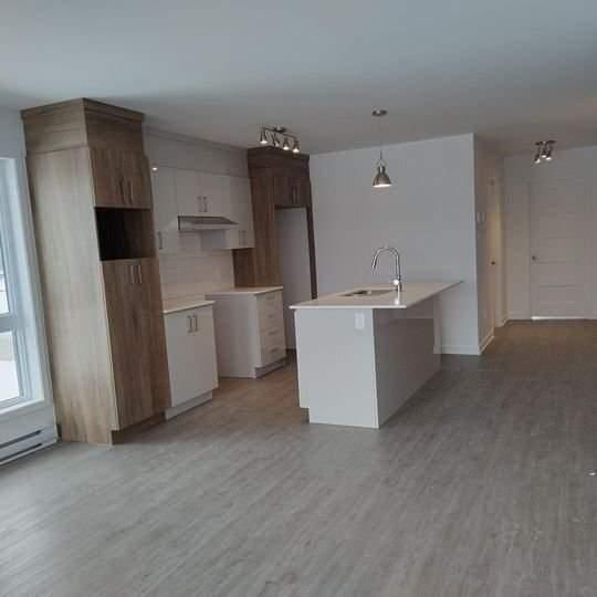 2 CH - 2 SDB - Laval - $2,000 /mo - Photo 1