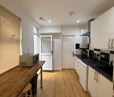 Bedsit, High Town Road, LU2 - Photo 4