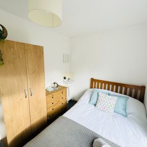 A Comforting 6 Double Bedrooms for Rent in Brighton - Photo 2