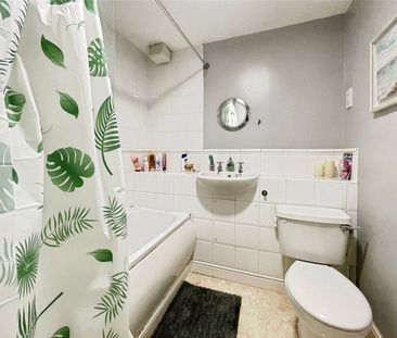 Nightingale Shott, Egham, Surrey, TW20 9SU - Photo 5