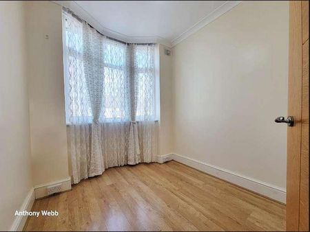 Lawrence Avenue, Palmers Green, N13 - Photo 4