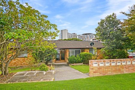 CONVENIENTLY LOCATED TWO BEDROOM VILLA - Photo 2