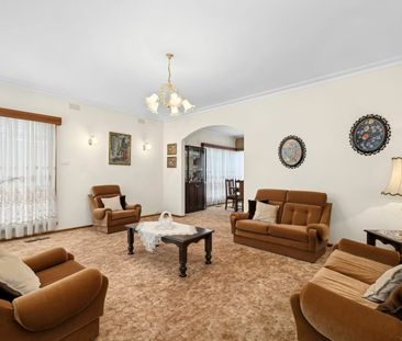 CLASSIC APPEAL IN A PRIME OAKLEIGH POCKET - Photo 2