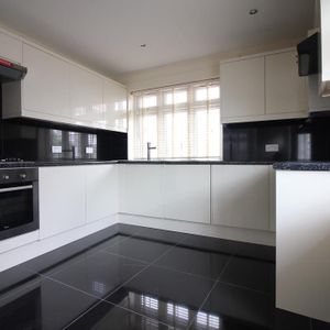 Riverview Gardens, Twickenham - Photo 2