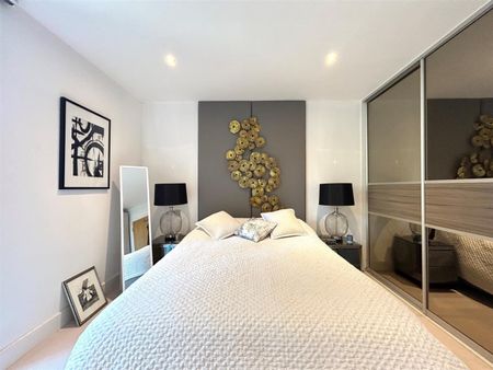 Chiswick High Road, Chiswick, W4, London - Photo 3