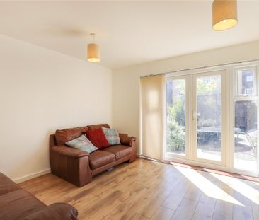 4 bedroom House in Puffin Way, Reading - Photo 1