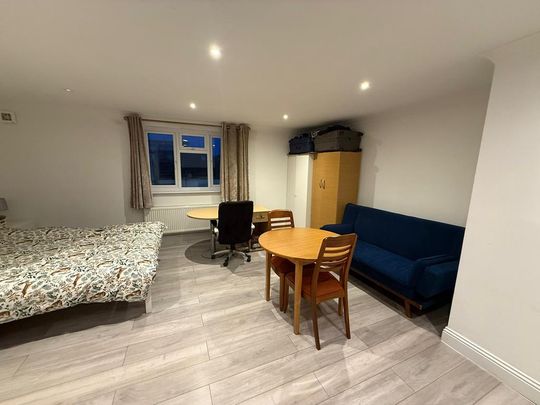 Studio to rent - Photo 1
