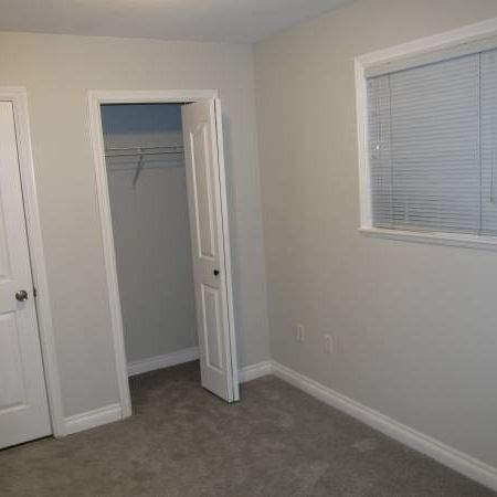 Cozy one bedroom ground level suite - Photo 1