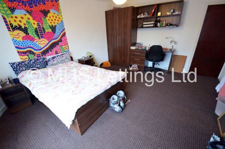 6 Bedroom Mid Terraced House for rent in Manor Drive - Photo 4