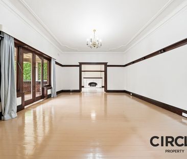 Spacious Four-Bedroom Family Home with Newly Renovated Kitchen - Photo 2