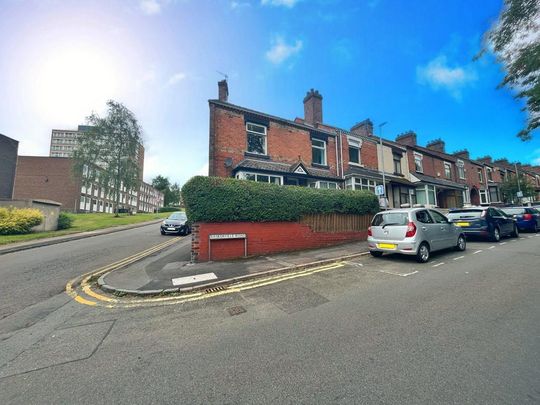 1 bedroom in a house share to rent - Photo 1