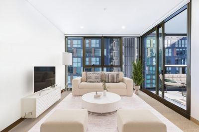 Modern One-Bedroom Apartment Above Mall '88' Offering Ultimate Convenience - Photo 1