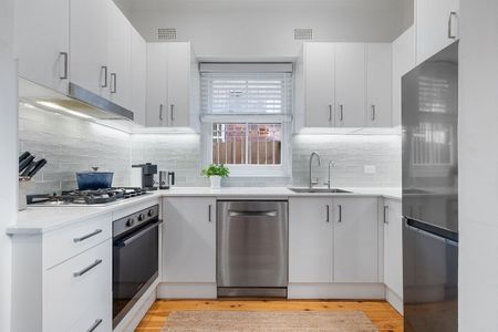 Furnished or Unfurnished - Spacious Two Bedroom Garden Apartment - Photo 5