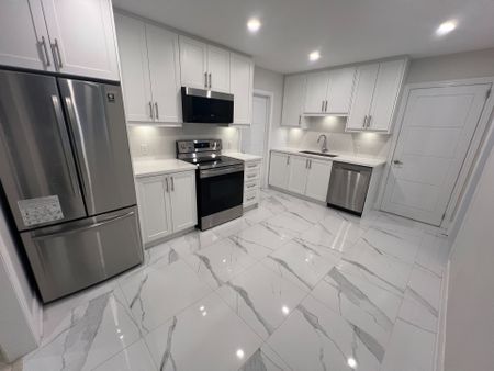 For Lease - 98 Thornton (Main Floor) Avenue, Bradford West Gwillimbury, Ontario - Photo 4