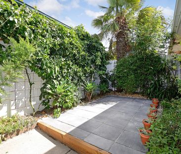 BEAUTIFULLY RENOVATED SINGLE LEVEL - Photo 5