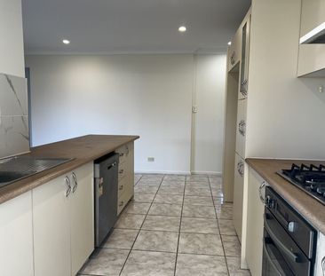 Walk to railway station - Photo 5