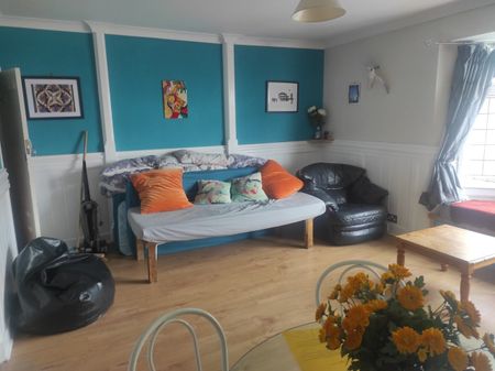 2 Bed Flat, Queen Square, BN1 - Photo 2