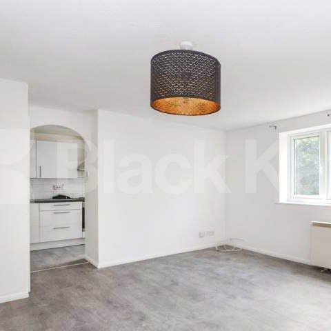 Superbly located, bright and airy ground floor private development - Photo 1