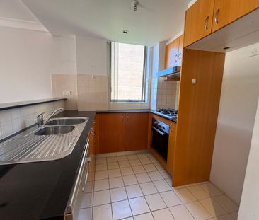 PRIVATE COURTYARD LIVING WITH VIEWS IN THE HEART OF HURSTVILLE - Photo 6