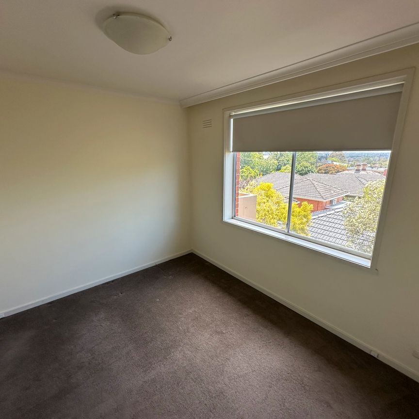 Spacious Two Bedroom Apartment in the heart of Kew - Photo 1