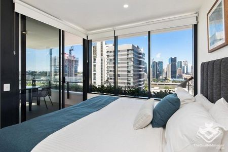 Luxury Apartment with Lifestyle-Plus Features â Walk to Everything!!! - Photo 4
