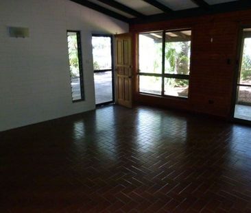 Family home - 6 month lease only - Photo 4