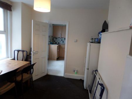 1 bedroom in a house share to rent - Photo 2