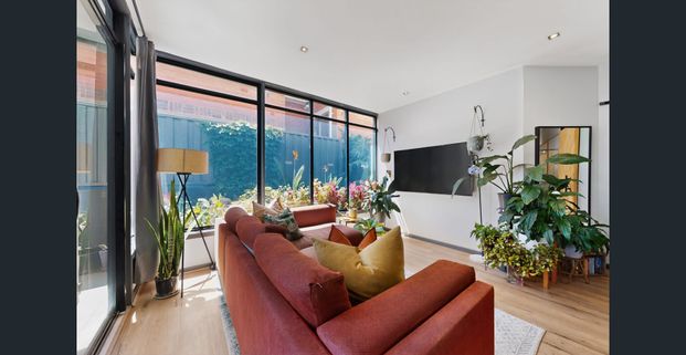 Modern Ground-Floor Apartment with Garden Outlook & Exceptional Convenience - Photo 1