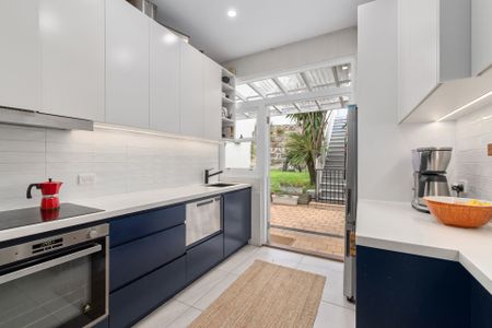 Coastal Art Deco Garden Apartment - Photo 4