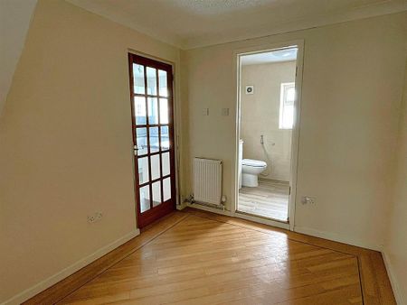 4 bedroom semi-detached house to rent - Photo 5