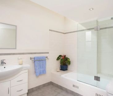 Large and Light Filled Apartment - Photo 4