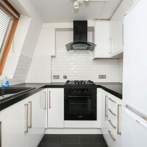 Modern and spacious 2 bedroom property located a stone throw from a station - Photo 1