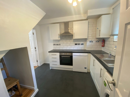 1 bedroom in a flat share to rent - Photo 3