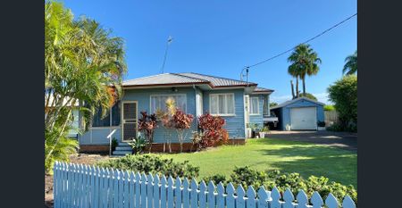 Tidy Home Full of Character with Air Conditioning! - Photo 4