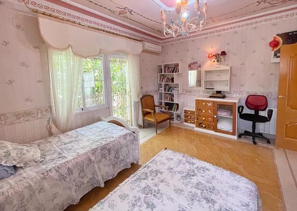 LONG TERM RENTAL. Spacious villa with 6 bedrooms for rent.