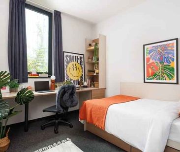 Large High Double Ensuite - Photo 2