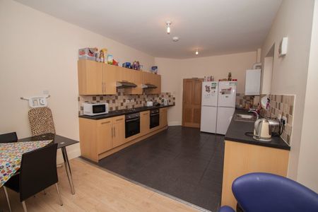 7 Bed Semi-Detached House, University Road, SO17 - Photo 3