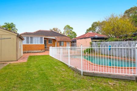 Charming Home In Sought After Street - Photo 5