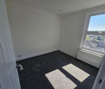 3 bedroom end of terrace house to rent - Photo 2